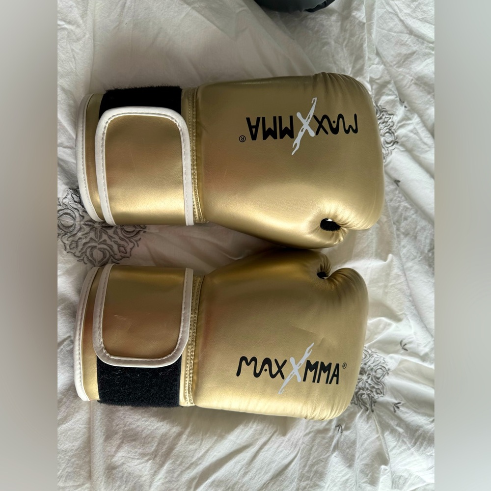 Gold boxing gloves, 12 OZ, like new. $25